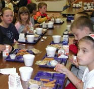 picture of school children eating lunch