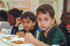 picture of school kids eating lunch